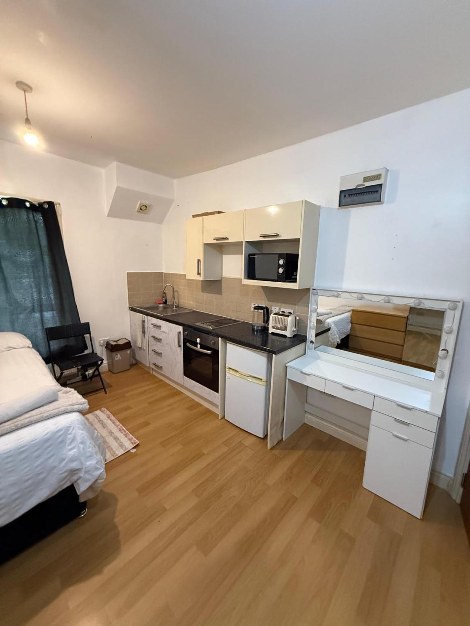 Beautiful Studio Flat Close To Central